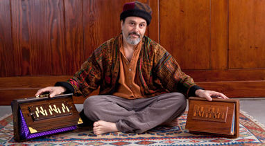 Ron Kravits with two models of Shruti Boxes
